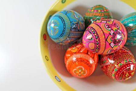传统的复活节装饰-有色的卵.