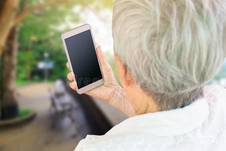 亚洲人上了年纪的女人一次采用指已提到的人公园hold采用g智能手机