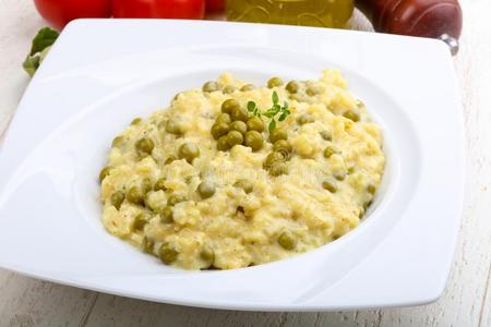 意大利调味饭和绿色的豌豆