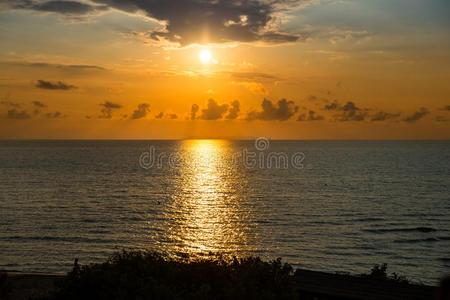 美丽的日落越过亚得里亚海的海采用意大利