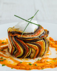 拜尔迪油封肉byaldi盘照片