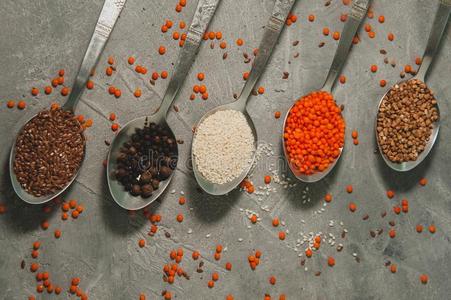 匙和超级食品-亚麻种子,芝麻,胡椒,红色的小扁豆