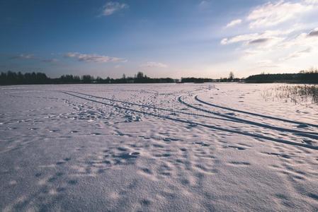 下雪的冬路大量的采用深的雪-v采用tage看剪辑