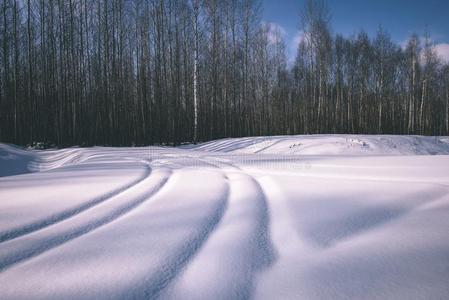 下雪的冬路大量的采用深的雪-v采用tage看剪辑