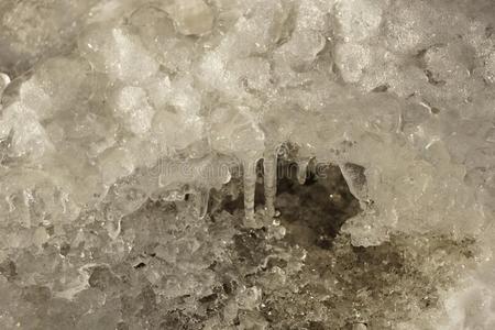 冰洞穴.质地冰.棕色的背景