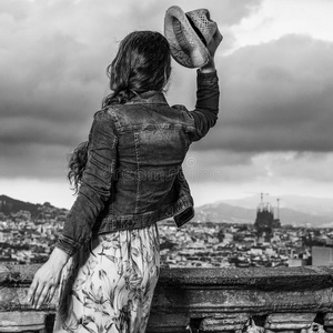 女人采用前面关于城市风光照片关于巴塞罗那hav采用g乐趣时间