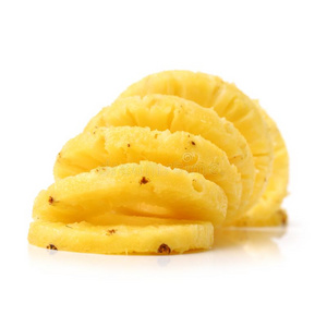 影像关于黄色的多汁的菠萝层部分.
