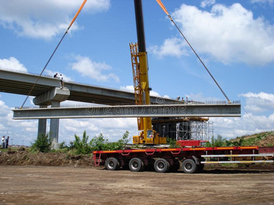 吊车建筑物指已提到的人桥