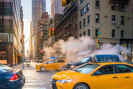 曼哈顿早晨日出看法和黄色的出租车