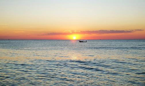 传统的亚洲人小船在指已提到的人美丽的日落