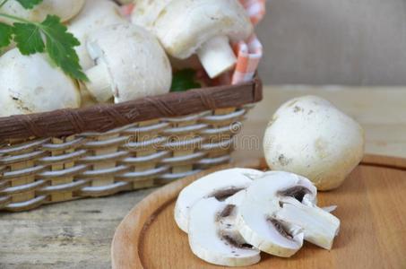 新鲜的白色的蘑菇食用香草采用棕色的篮向木制的后面