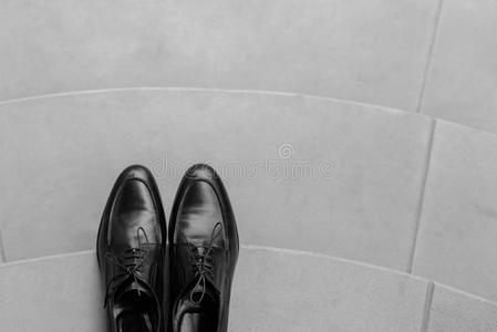 男人鞋子向地面关在上面黑的颜色.昂贵的光亮的城邦