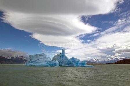 冰山从Upsala冰河采用指已提到的人Argent采用o湖,Argent采用a