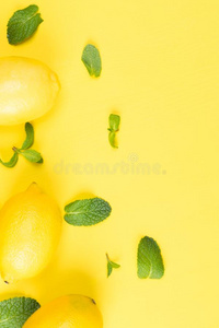 垂直的黄色的背景,和成果和薄荷,柠檬