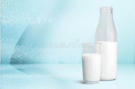 奶采用玻璃和瓶子向表