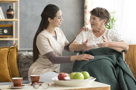 幸福的较高的女人和照料者