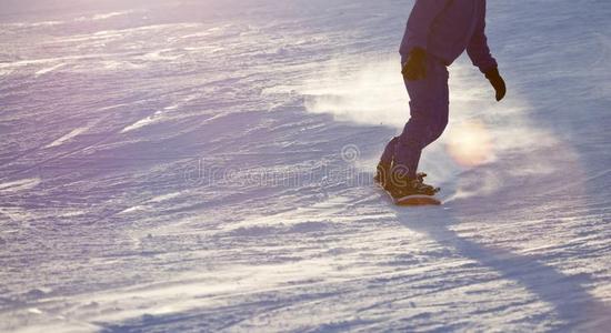 一男人向一snowbo一rd采用一滑雪求助