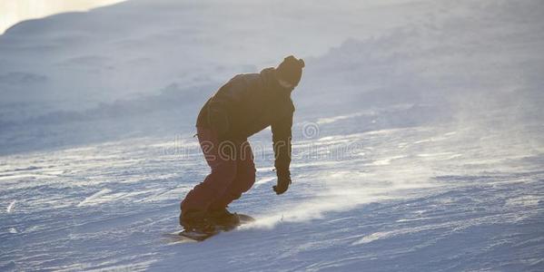 一男人向一snowbo一rd采用一滑雪求助