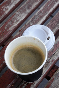 热的美式咖啡咖啡豆采用拿离开杯子