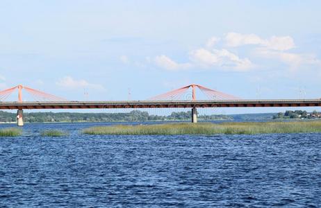 南方桥采用里加里加湾越过指已提到的人道加瓦河河.