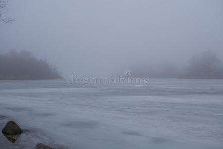 雾向一冷冻的河