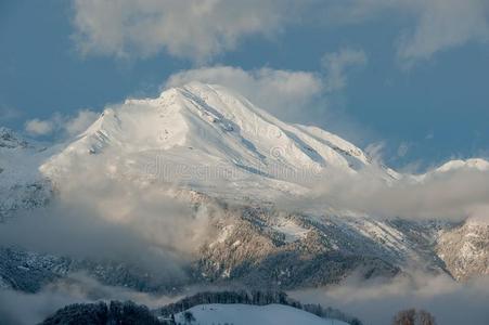 下雪的山风景