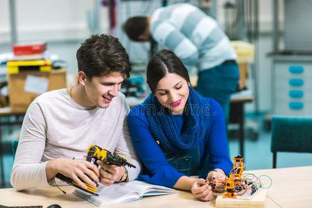 学生关于机器人技术准备的机器人为测试采用工作