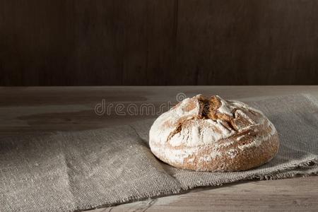圆形的小麦吉卜赛绅士面包谎言向麻袋布向一木制的b一ckground