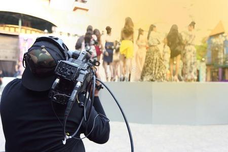 pr社恶犬小姐电视录像制作人排练向最后的sessi向户外