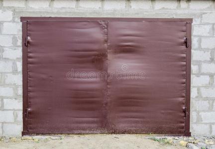 铁器门向指已提到的人车库.棕色的门使关于钢