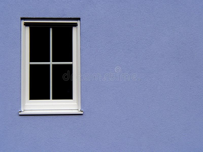 刚才一白色的窗和一l一ttice向一蓝色b一ckground