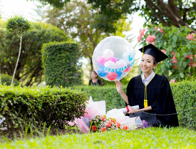 幸福的毕业了的学生女孩-祝贺关于教育successful成功的