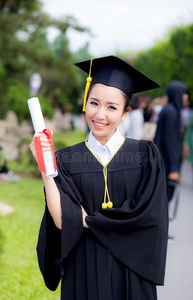 幸福的毕业了的学生女孩,祝贺-渐变教育