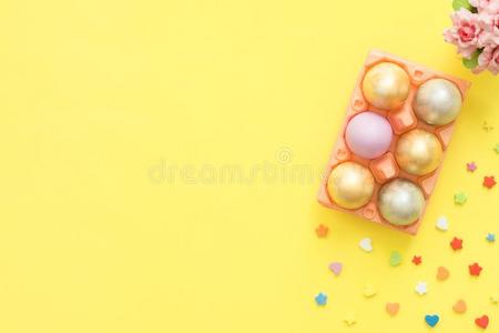 平的放置顶看法富有色彩的复活节鸡蛋描画的采用彩色粉笔国旗英语字母表的第3个字母