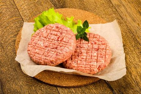 生的汉堡包肉片照片