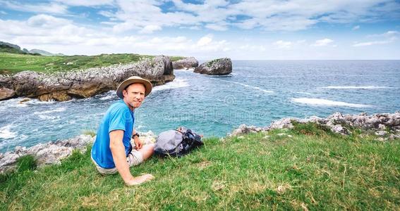 背着背包徒步旅行的人旅行支票休息向指已提到的人海面