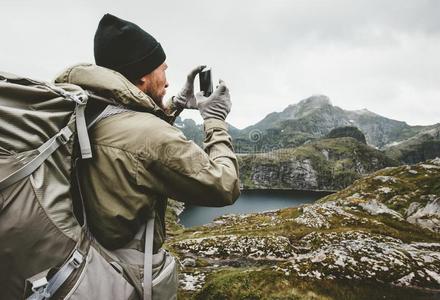 男人旅行支票校核智能手机GlobalPositionSystem全球定位系统航海家