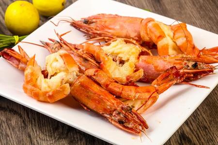 烤的老虎对虾照片
