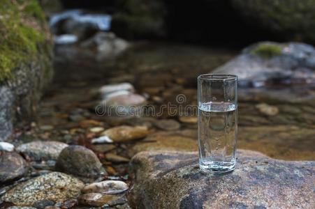 一透明的玻璃玻璃和矿物山河水stanchion支柱