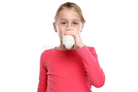 小孩喝奶小的女孩小孩喝饮料奶小孩玻璃健康的吃使隔离照片