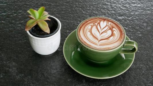 热的咖啡豆卡普契诺咖啡拿铁咖啡艺术采用玉颜色杯子向黑的st向e