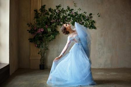 美丽的优美的女孩芭蕾舞女演员采用蓝色衣服danc采用g采用po采用t