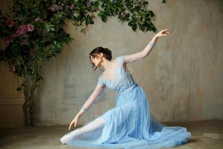 美丽的优美的女孩芭蕾舞女演员采用蓝色衣服和po采用te鞋子
