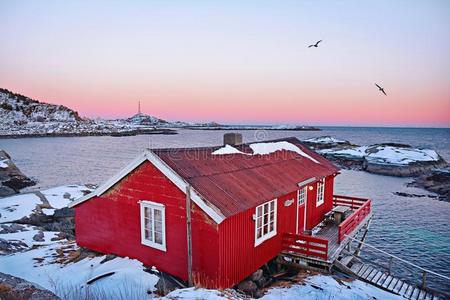 美丽的日出风景和传统的挪威人捕鱼英语字母表的第8个字母