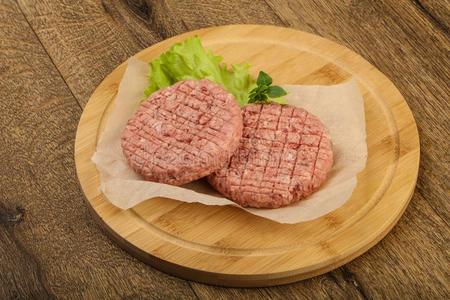 生的汉堡包肉片照片