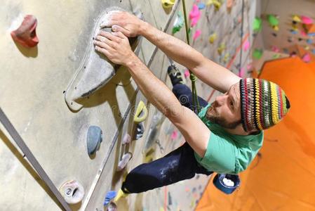 年幼的像运动家的男人用大鹅卵石铺的路采用一climb采用gh一ll-采用door有关运动的