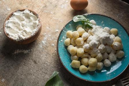 生的汤团,典型的意大利人使关于马铃薯,面粉和鸡蛋盘.