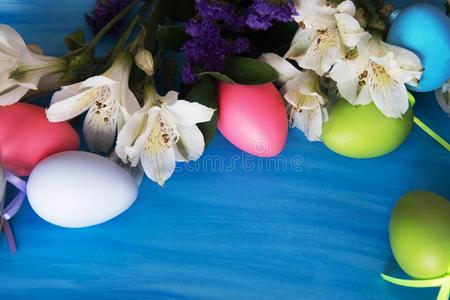 复活节卵和花向一蓝色b一ckground.顶看法和复制品