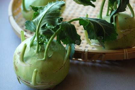 亚洲根菜生的大头菜根向竹子篮.照片