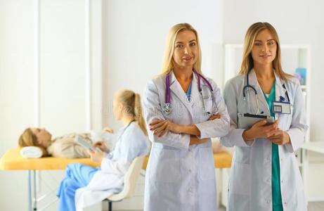 有魅力的女性的医生采用前面关于医学的组